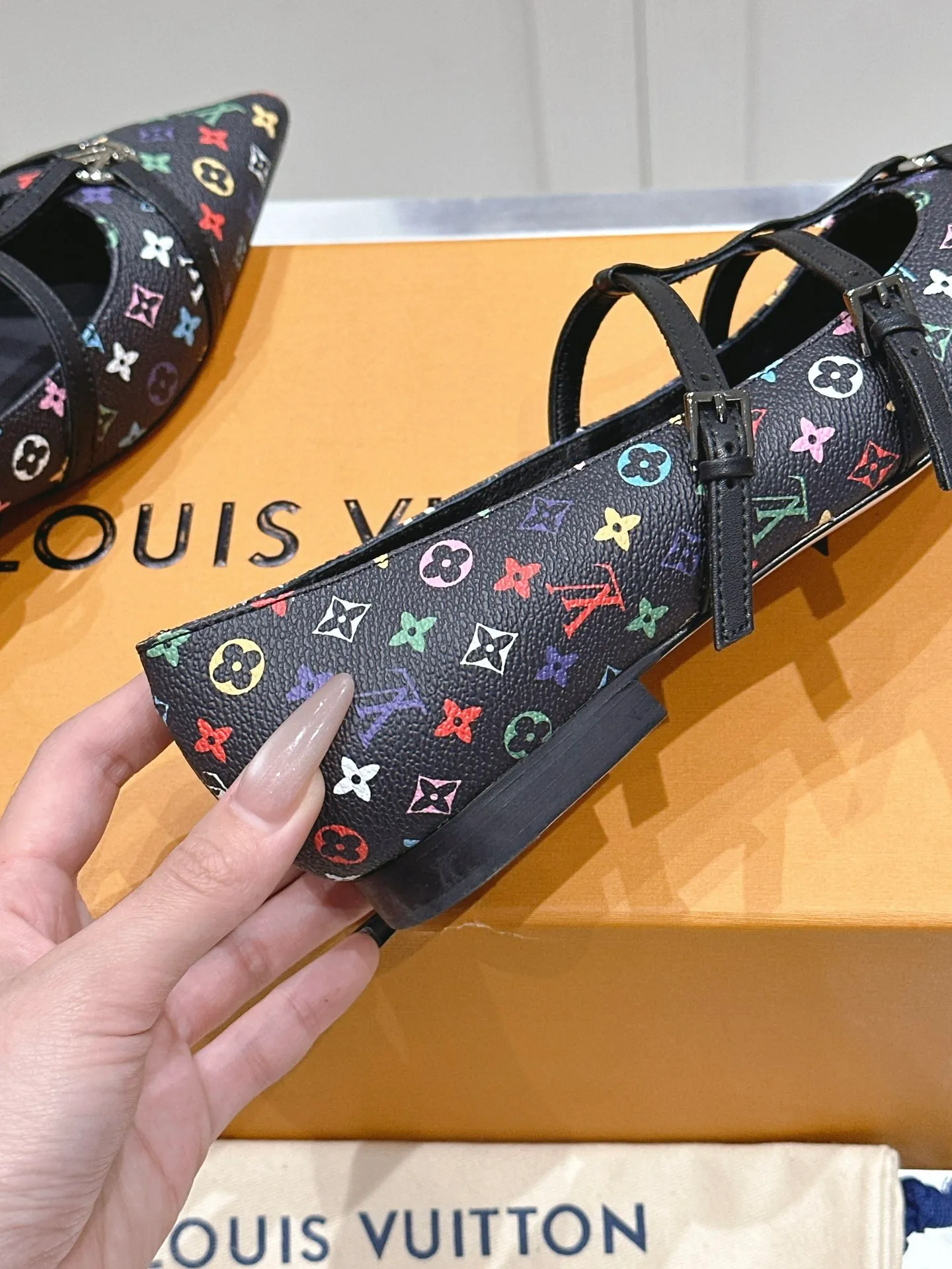 👟👟Ex-factory price 680👟👟 L V➕ Murakami Takashi co-branded series top quality louis vuitton ss25 new arrival～ LV.2025 spring and summer series｜new pointed toe high heels🆕 The small pointed toe of the eagle is matched with a hollow leather strip and a small square buckle to adjust the tightness, and the LV hardware "logo" is embellished, and the details and texture are particularly high-end! The sharp styling effect is a visual feast💯It is difficult to conceal the elegant temperament of LV. It is easy to wear, comfortable, sexy and exquisite ~ Grade A sheepskin lining is soft and breathable. The genuine leather outsole imported from Italy is easy to wear and will not tire your feet. Size: 35-40 (41 customized items are non-refundable)